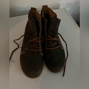 Born women’s size 8.5, euro 40, dark grey suede booties